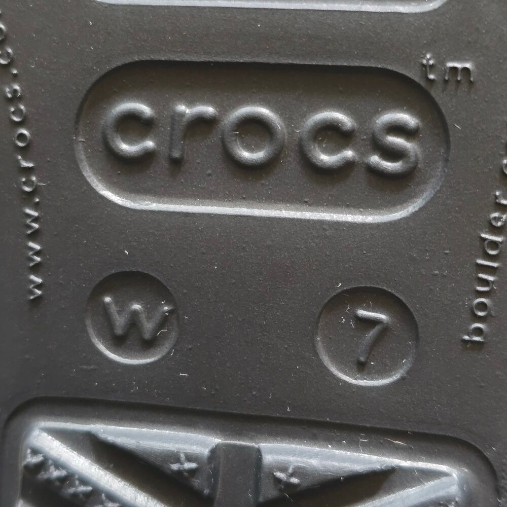 NWOT, Crocs Women's Sanrah Liquid Metallic Sandals Thongs Black, Size 7 - Picture 6 of 6
